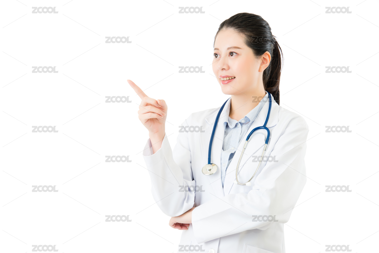 快乐美丽的女医生点手势空白区域或COPYSPACE。隔绝在白色背景。亚洲女模特。医疗和健康理念