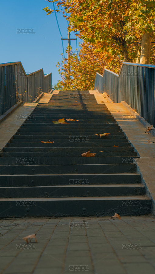 秋天周末陽(yáng)光下仰拍空無(wú)一人的人行天橋樓梯黃（主預(yù)覽-7222501） - 未分類 - 站酷設(shè)計(jì)師Z98393912原創(chuàng)素材 - 站酷ZCOOL