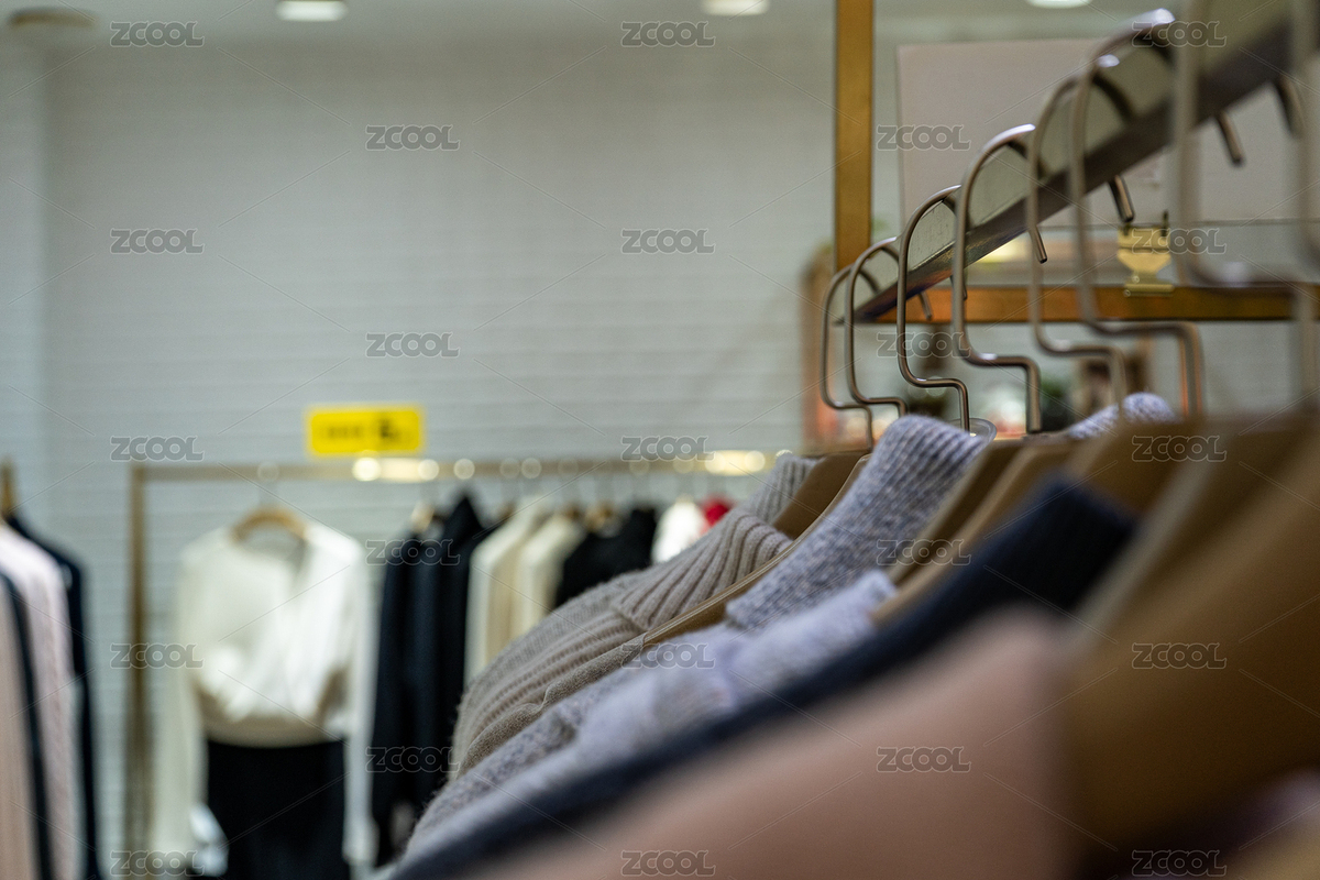 服装店内挂满各式衣服的展示架（主预览-9199646） - 未分类 - 站酷设计师青松不轻松原创素材 - 站酷ZCOOL