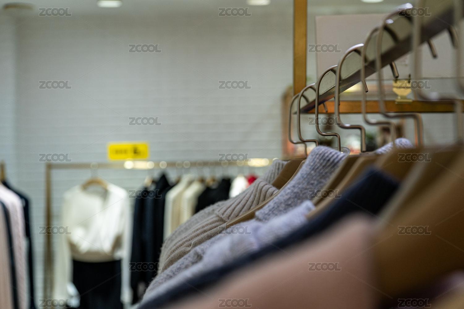 服装店内挂满各式衣服的展示架
