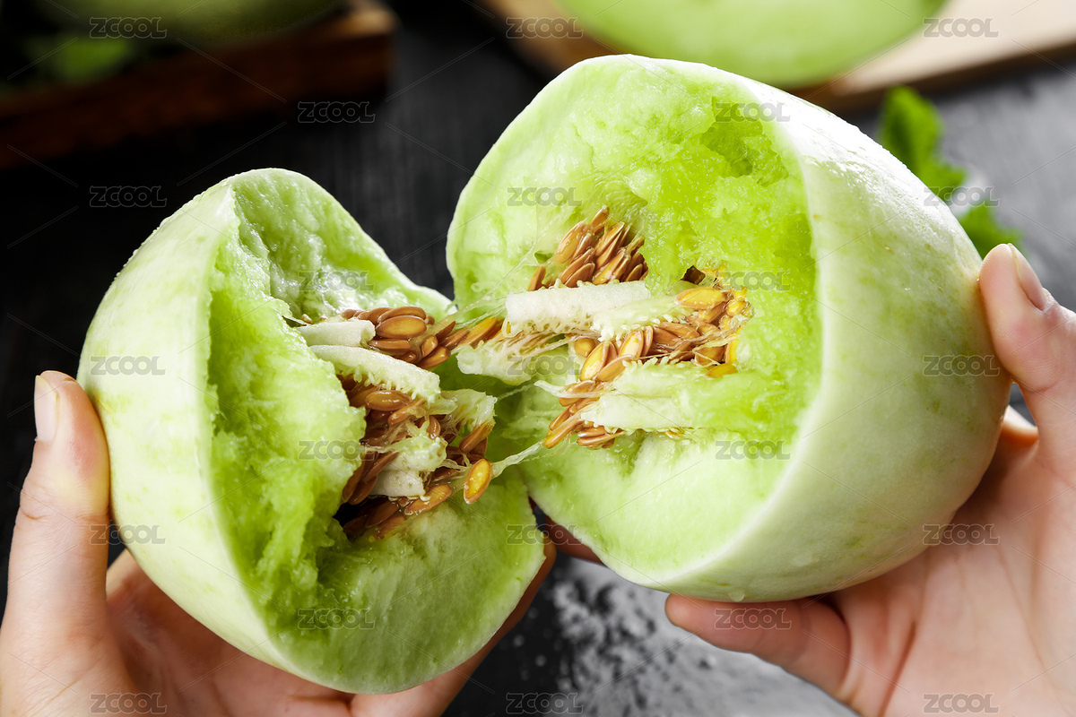 手上拿著一個掰開的玉菇瓜（主預覽-3589026） - 未分類 - 站酷設計師PAOPAO攝影工作室原創(chuàng)素材 - 站酷ZCOOL