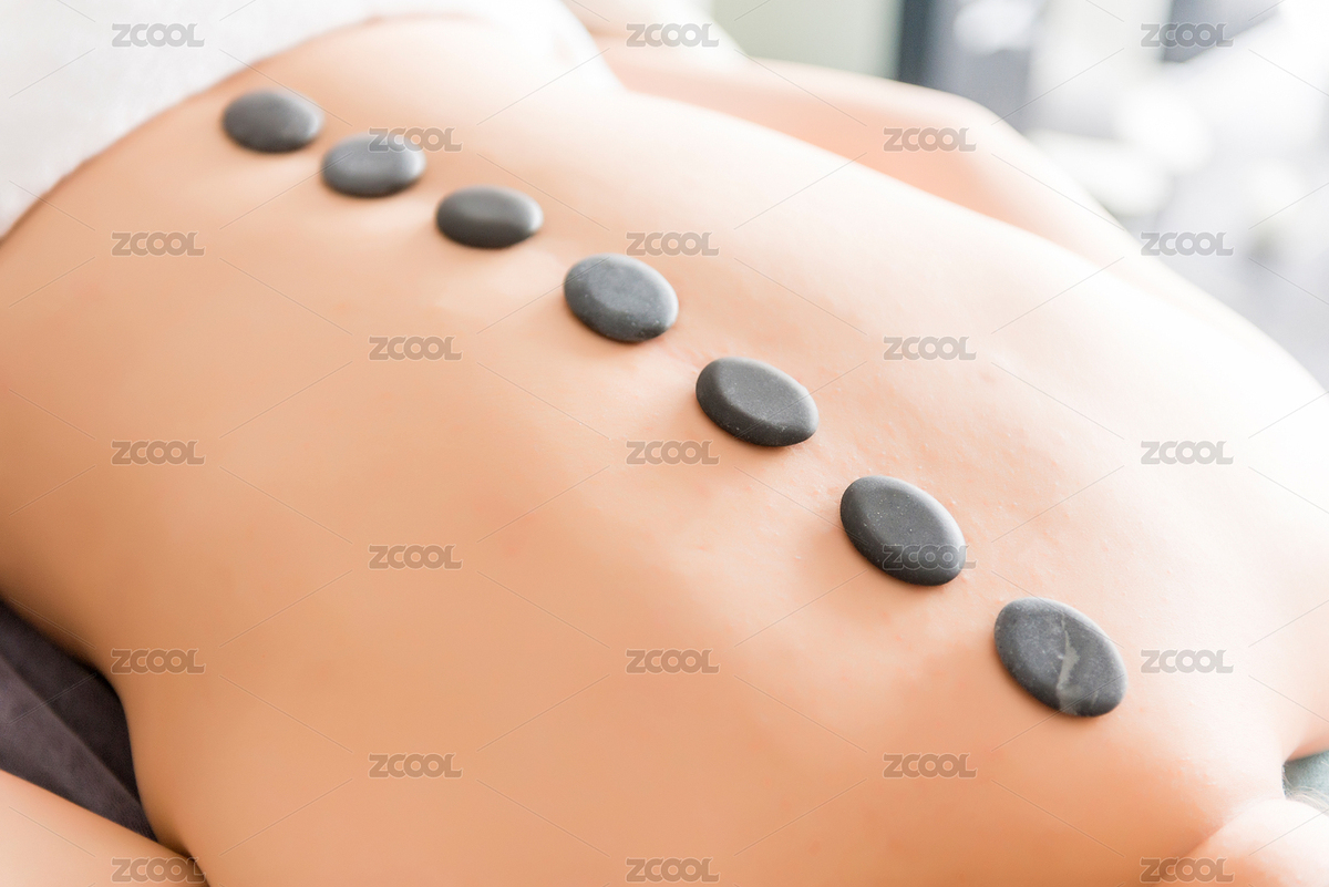 俯臥在床上享受砭石療法的女子背部（主預覽-4844105） - 未分類 - 站酷設計師蔚藍的白日夢原創(chuàng)素材 - 站酷ZCOOL