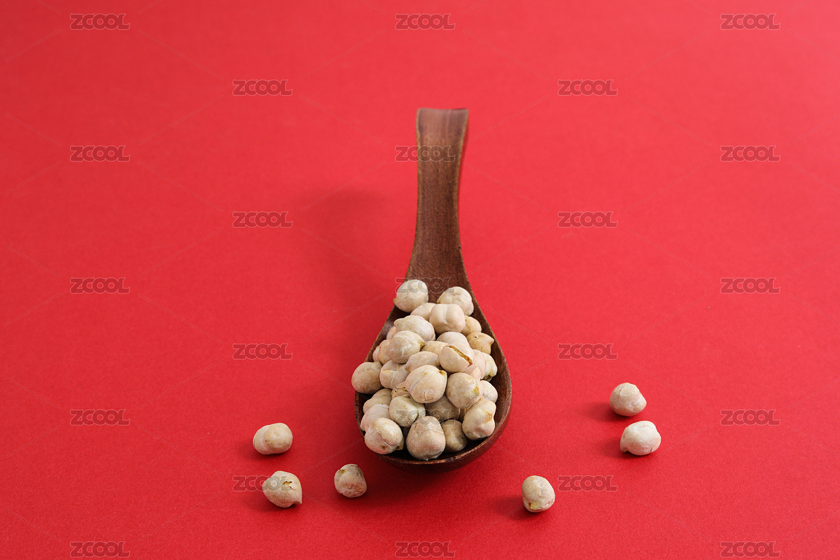 紅色背景上擺放著的美食豆子鷹嘴豆（主預(yù)覽-11138076） - 未分類 - 站酷設(shè)計師Luo_菁原創(chuàng)素材 - 站酷ZCOOL