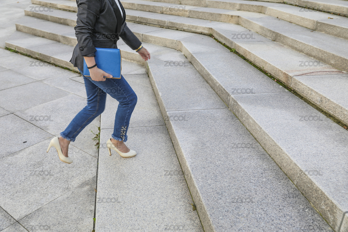 一個手拿記事本走在城市臺階樓梯上的女商人身體局部（主預覽-8033364） - 未分類 - 站酷設(shè)計師warnerview原創(chuàng)素材 - 站酷ZCOOL
