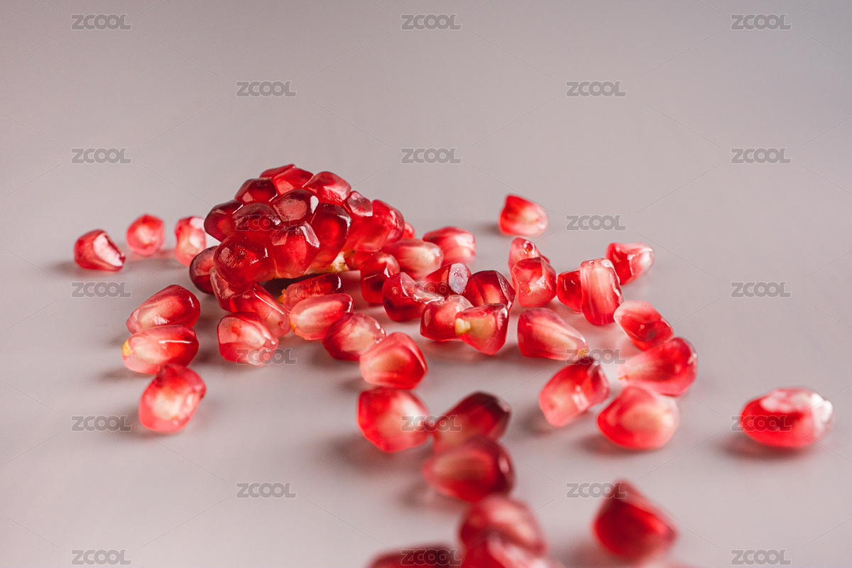 白色背景下分散的石榴籽（主預覽-8885511） - 未分類 - 站酷設計師crazycaicai原創(chuàng)素材 - 站酷ZCOOL
