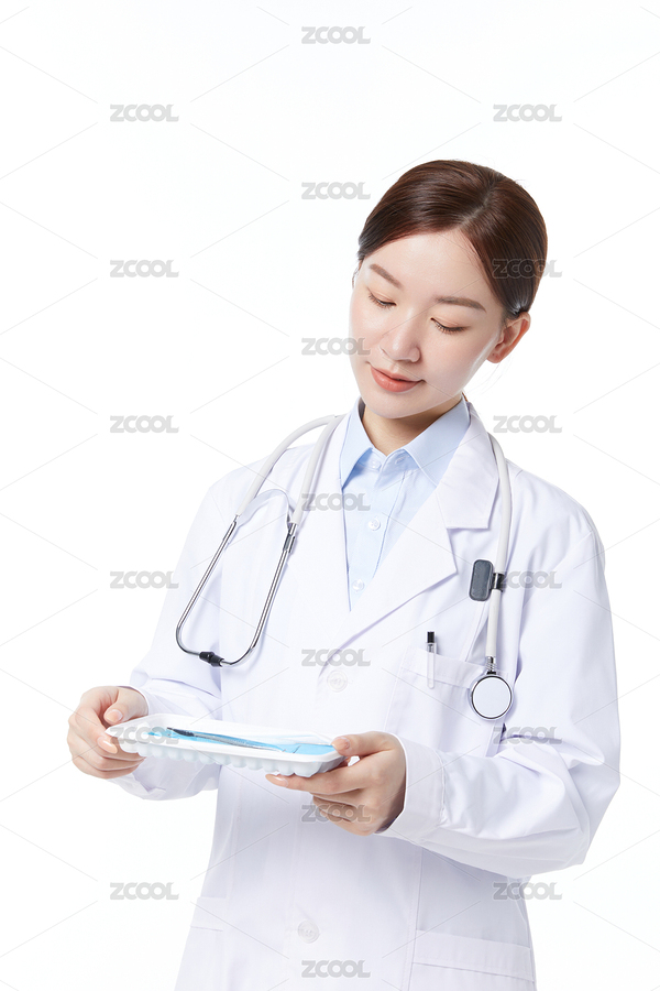 醫(yī)生雙手拿著醫(yī)療物品（主預(yù)覽-7980446） - 未分類 - 站酷設(shè)計師今天喝咖啡了嗎原創(chuàng)素材 - 站酷ZCOOL