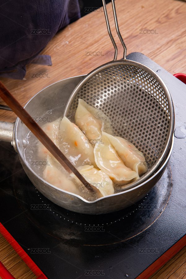 正在用漏勺在鍋里撈煮熟的餃子（主預(yù)覽-6811078） - 未分類 - 站酷設(shè)計(jì)師丫姐原創(chuàng)素材 - 站酷ZCOOL