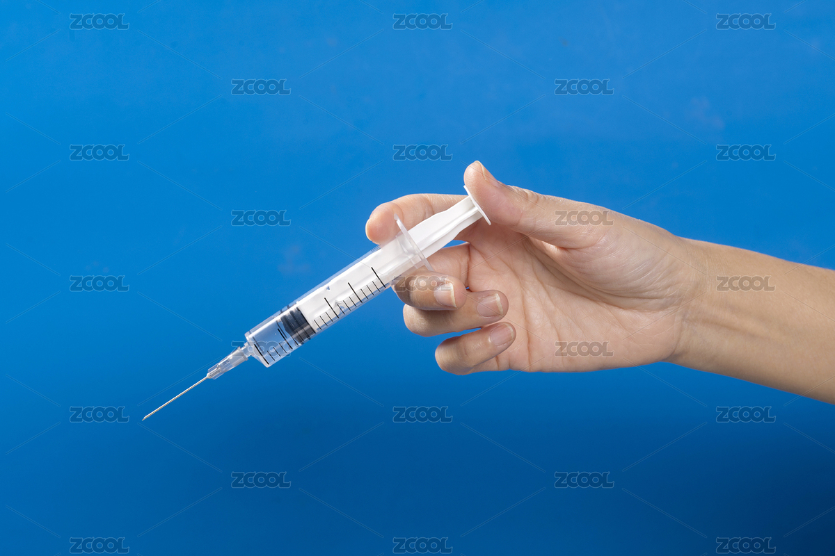 蓝色背景前女性手持注射器特写（主预览-8036256） - 未分类 - 站酷设计师金翅大鹏原创素材 - 站酷ZCOOL