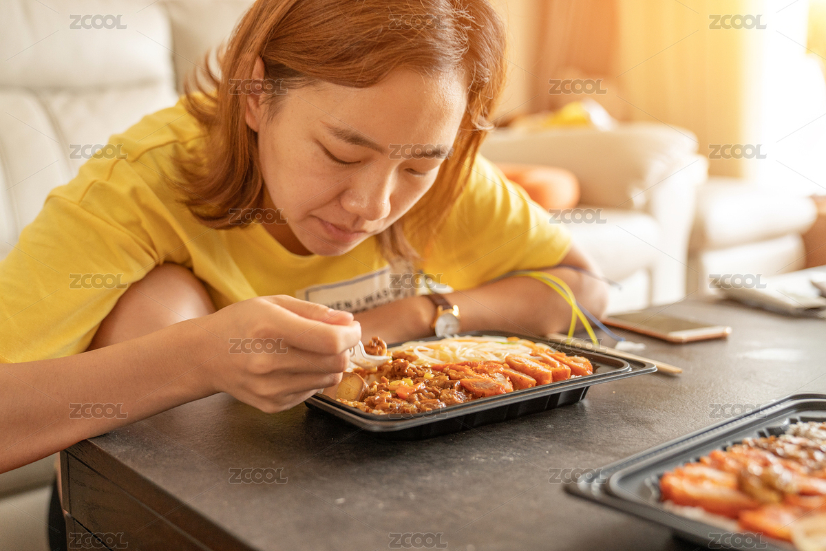 漂亮女孩在吃快外賣送來的快餐（主預(yù)覽-6092756） - 未分類 - 站酷設(shè)計(jì)師云眸視覺原創(chuàng)素材 - 站酷ZCOOL