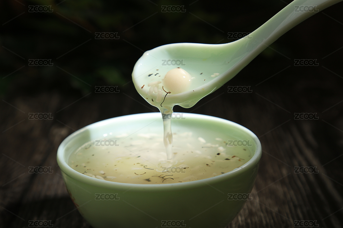 深色背景上用勺子舀起一勺桂花米酒（主预览-8201880） - 未分类 - 站酷设计师重庆菜谱拍摄原创素材 - 站酷ZCOOL