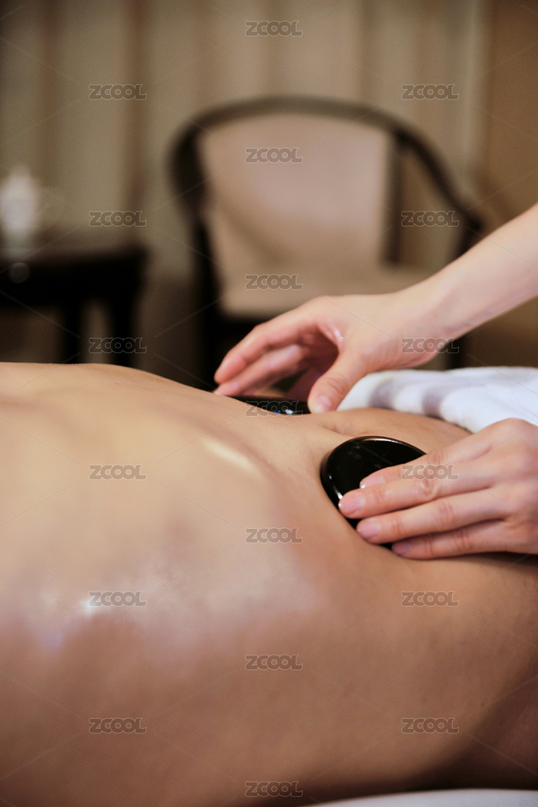 專業(yè)的按摩技師為顧客進行玉石推拿（主預覽-6727085） - 未分類 - 站酷設計師藍太陽TNT原創(chuàng)素材 - 站酷ZCOOL