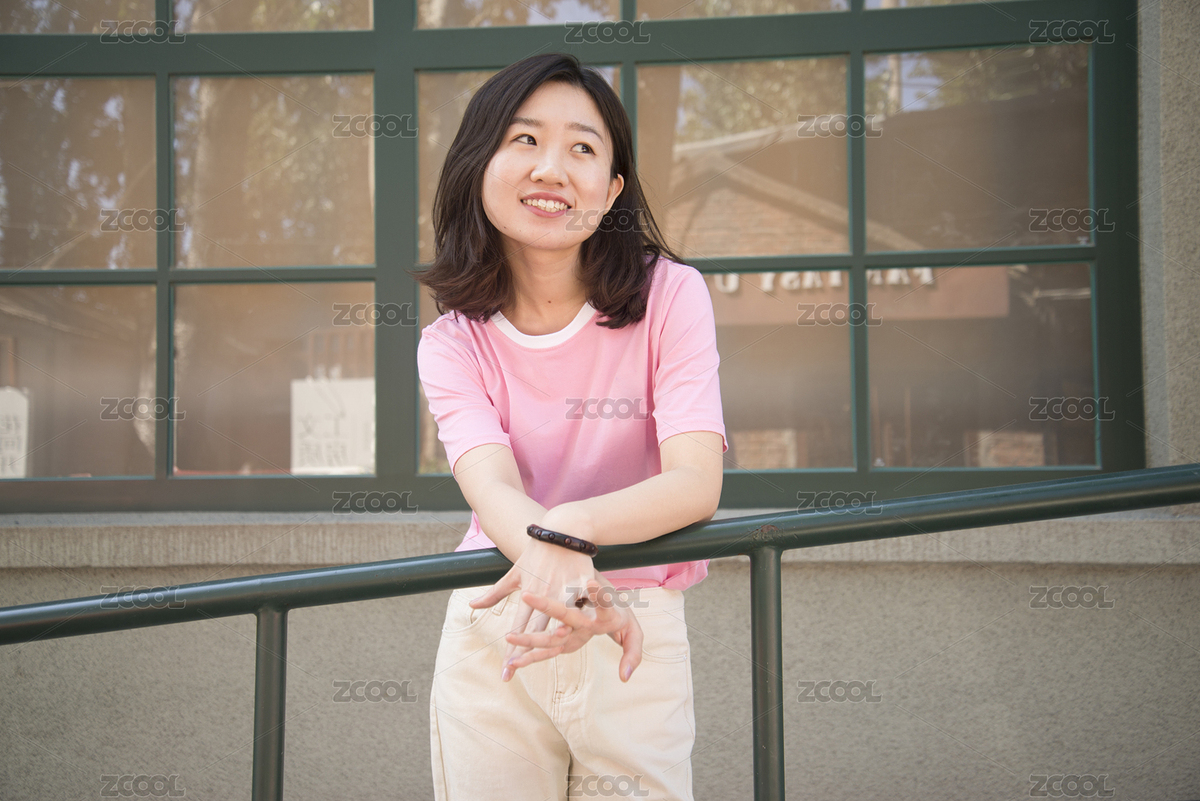 穿着粉红色衣服在798艺术区游玩的女孩（主预览-3867746） - 未分类 - 站酷设计师薄荷的冬天原创素材 - 站酷ZCOOL