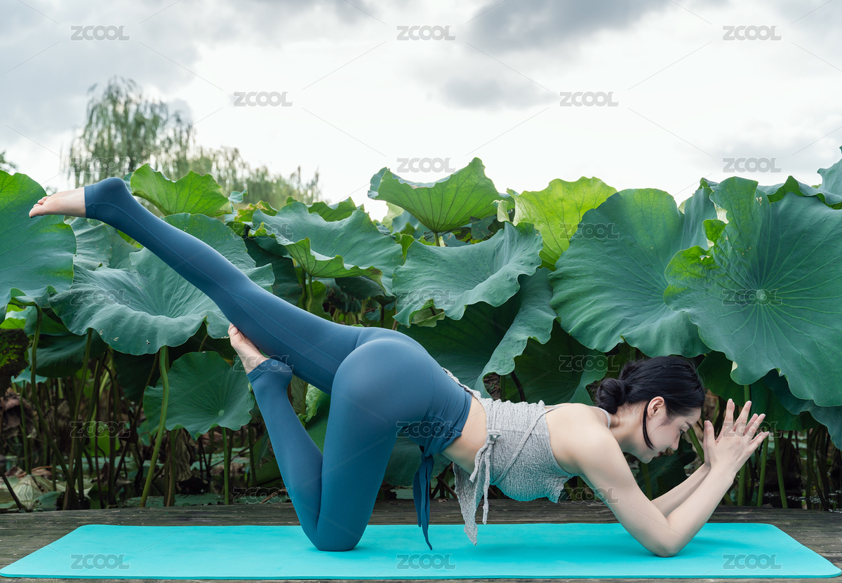 一位年輕女性在荷花池邊練習(xí)瑜伽（主預(yù)覽-6174947） - 未分類 - 站酷設(shè)計(jì)師msckjun原創(chuàng)素材 - 站酷ZCOOL