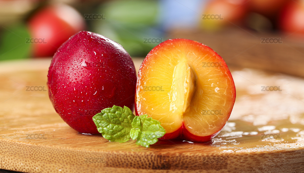木板上放著櫻桃李和半邊李子（主預(yù)覽-7177580） - 未分類 - 站酷設(shè)計(jì)師PAOPAO攝影工作室原創(chuàng)素材 - 站酷ZCOOL