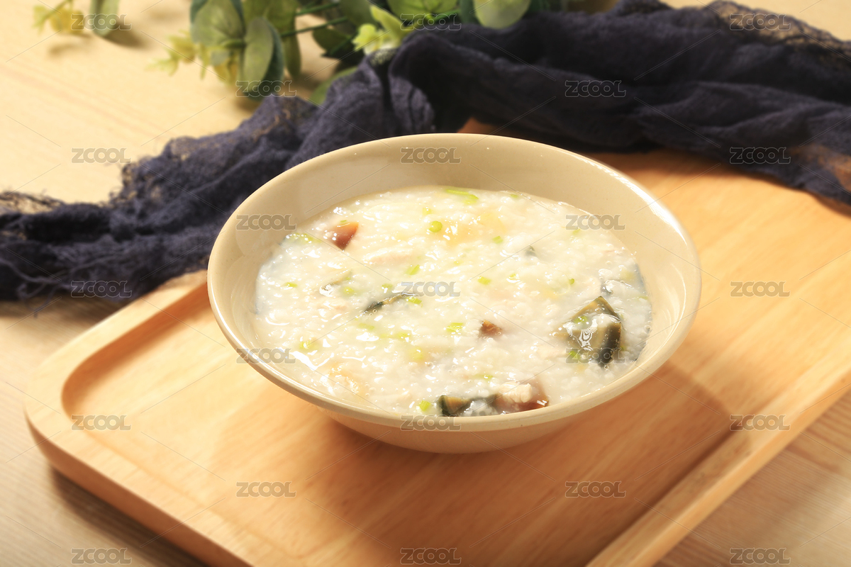 原色木托盤上的一碗皮蛋瘦肉粥，配著餐巾（主預覽-1515927） - 未分類 - 站酷設計師重慶菜譜拍攝原創(chuàng)素材 - 站酷ZCOOL