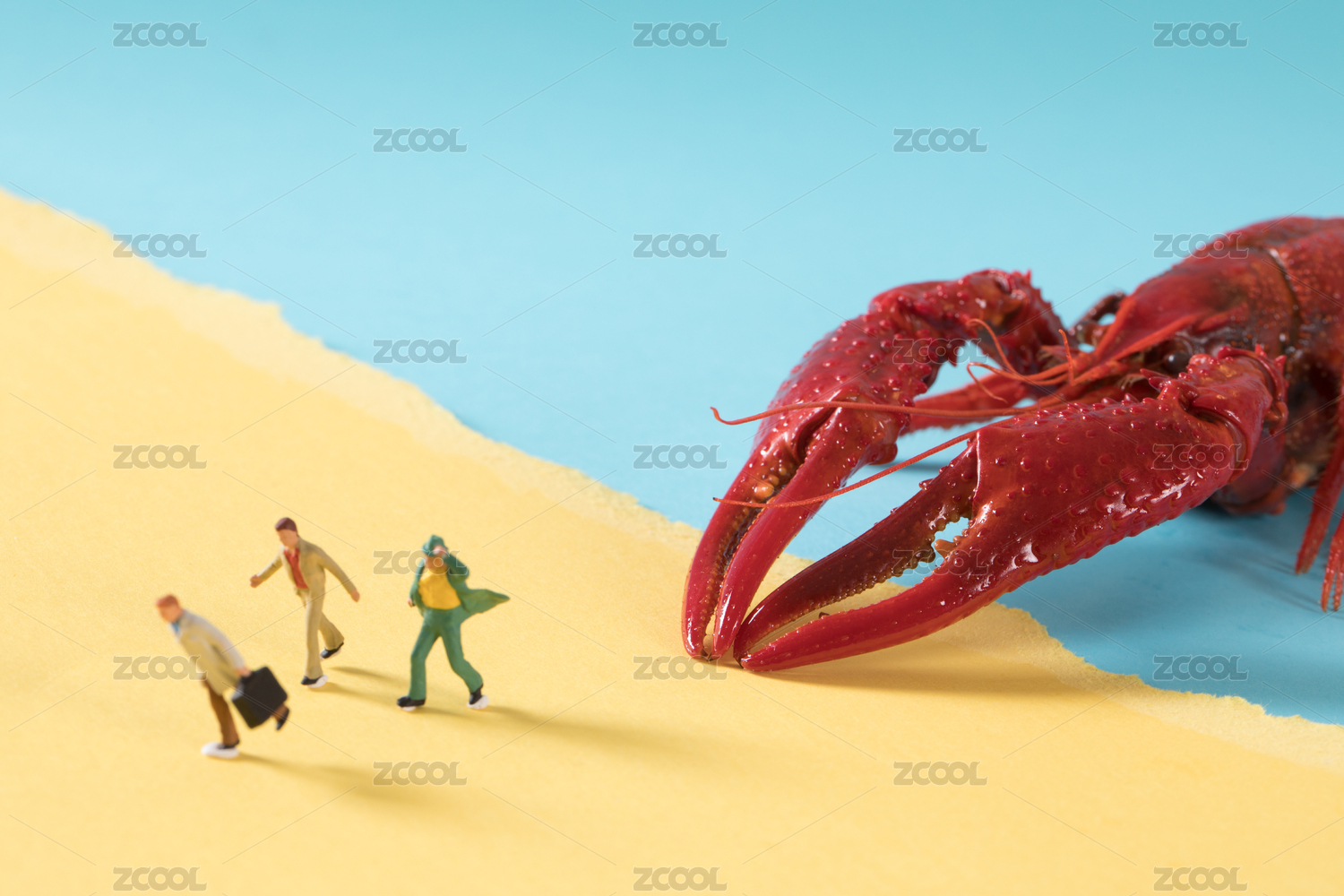 迷你小人 小龙虾 微拍小龙虾 缩微摄影小龙虾 crawfish 黄底 战斗 迷你小人和小龙虾 Crawfish Crayfish Boil Creole boil crayfish blue wooden Fresh sea food background 蓝色 黄色 缩微小人 拉锯 砍 沙滩 龙虾 模型 海鲜 鱼鲜 虾子 野生 甲壳动物