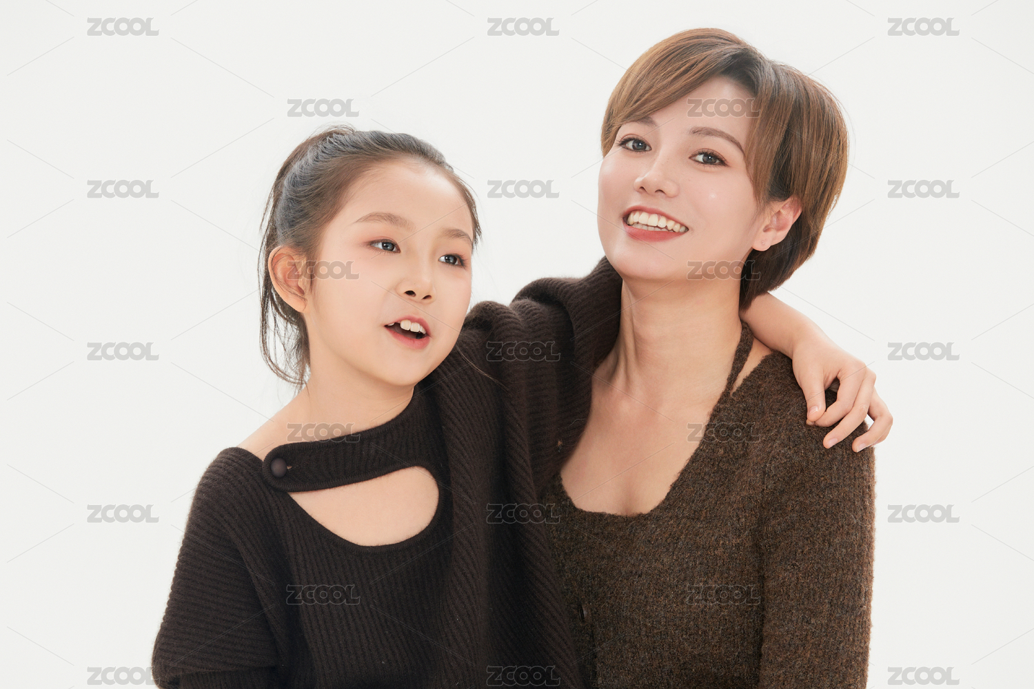 白色背景里的美丽妈妈与可爱女儿亲子人像