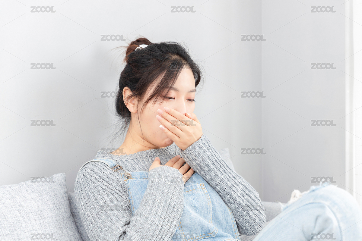 坐在沙發(fā)上捂住嘴巴的亞洲女孩（主預(yù)覽-4921415） - 未分類(lèi) - 站酷設(shè)計(jì)師龍?zhí)拙褪驱執(zhí)自瓌?chuàng)素材 - 站酷ZCOOL