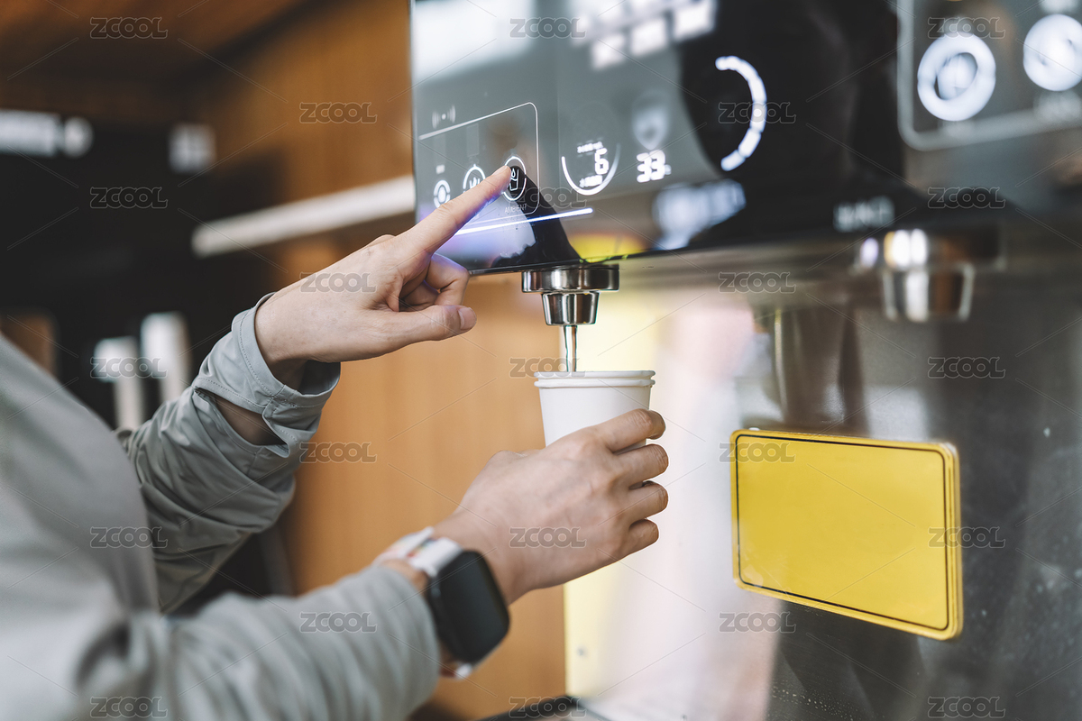 現(xiàn)代便利：操作高科技咖啡機(jī)進(jìn)行新鮮沖泡（主預(yù)覽-4037810） - 未分類 - 站酷設(shè)計(jì)師feichangbaoquan原創(chuàng)素材 - 站酷ZCOOL