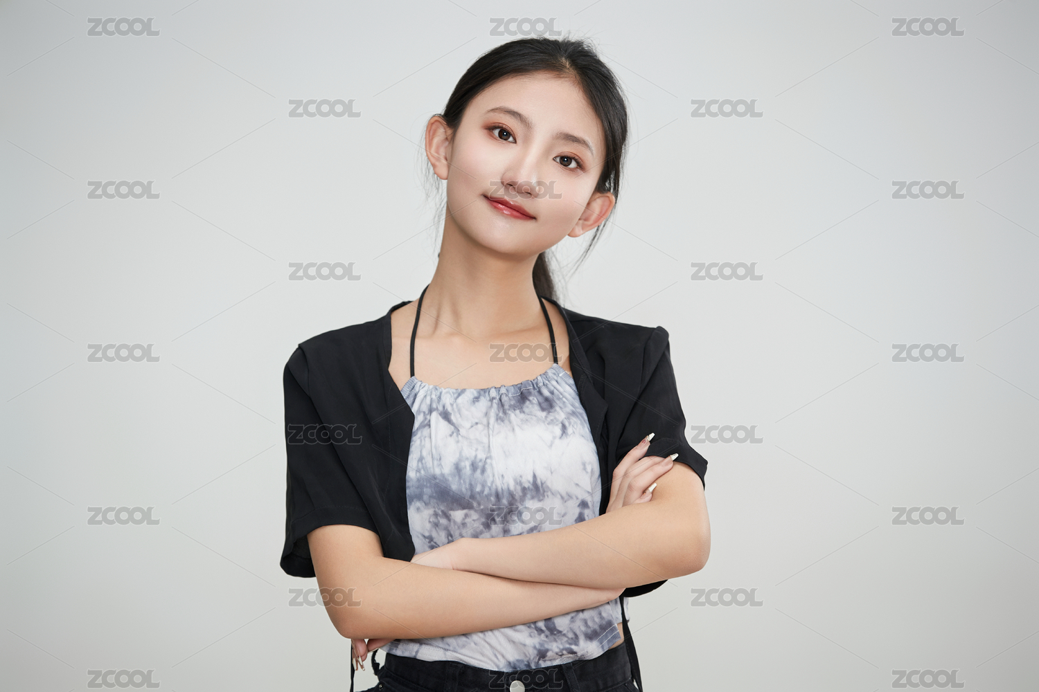 白色背景下做各种面部表情的可爱亚洲少女