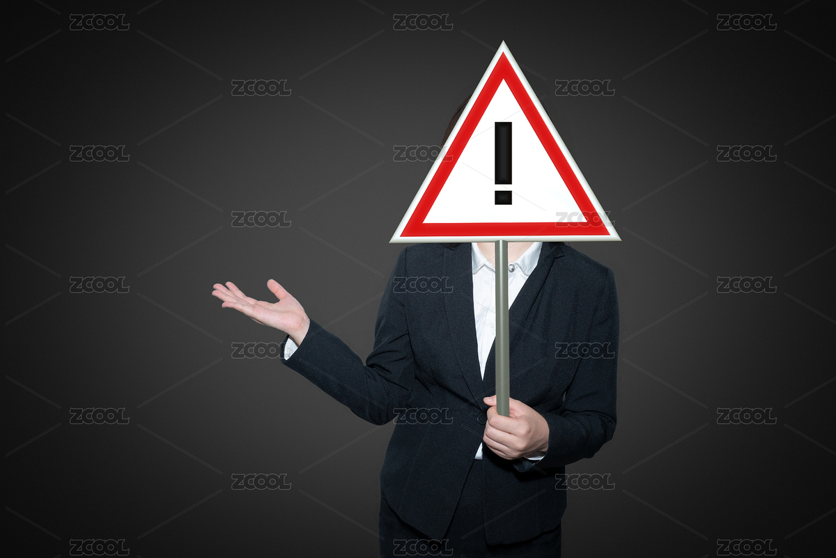 人拿著交通指示標(biāo)牌一個三角形的牌子上畫著一個感嘆號表示警醒提示警示警告（主預(yù)覽-6349075） - 未分類 - 站酷設(shè)計師D123D4原創(chuàng)素材 - 站酷ZCOOL