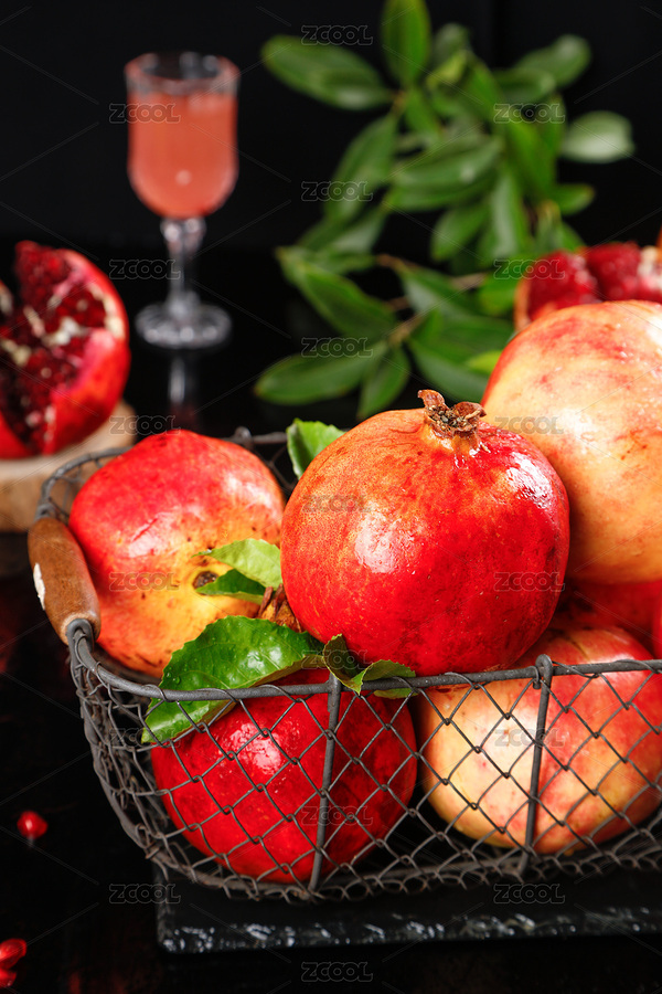 黑底上放著一藍(lán)新鮮的軟籽紅石榴（主預(yù)覽-8646268） - 未分類 - 站酷設(shè)計師PAOPAO攝影工作室原創(chuàng)素材 - 站酷ZCOOL