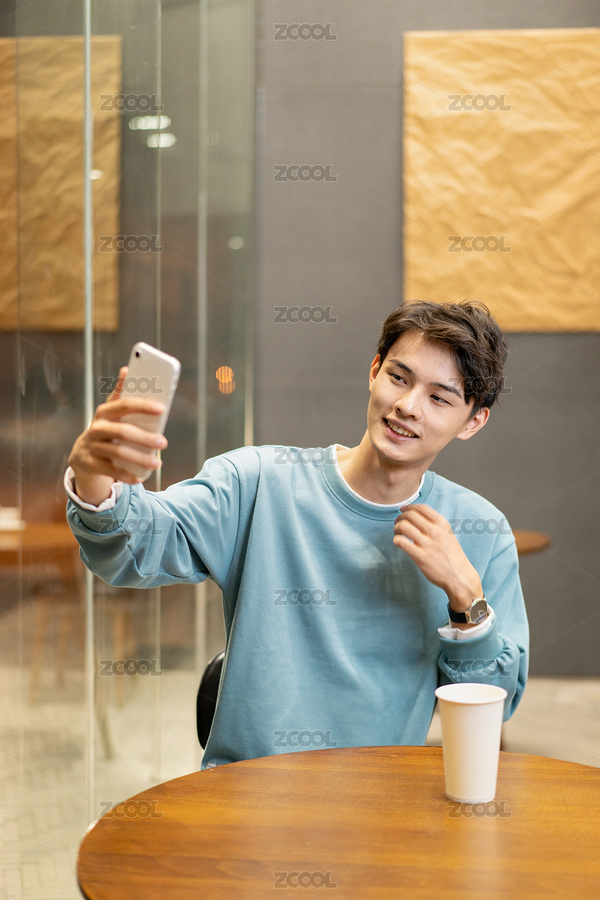 在通話的年輕男子（主預(yù)覽-9082083） - 未分類(lèi) - 站酷設(shè)計(jì)師Babymona123原創(chuàng)素材 - 站酷ZCOOL
