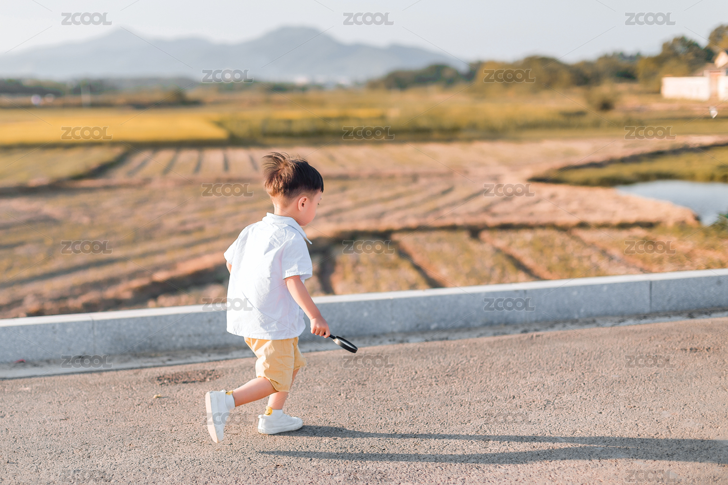 夏天阳光下奔跑的小男孩