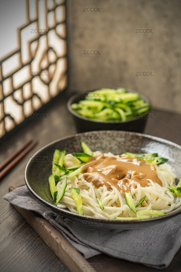 一碗麻醬面擺放在桌面上旁邊放有黃瓜絲蒜瓣（主預(yù)覽-6979909） - 未分類 - 站酷設(shè)計(jì)師金翅大鵬原創(chuàng)素材 - 站酷ZCOOL