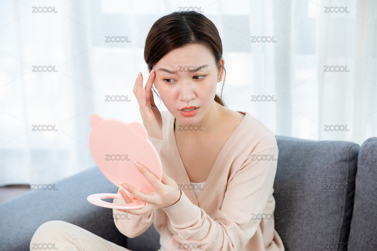 年輕女性焦慮地照鏡子（主預(yù)覽-1238084） - 未分類(lèi) - 站酷設(shè)計(jì)師今天喝咖啡了嗎原創(chuàng)素材 - 站酷ZCOOL