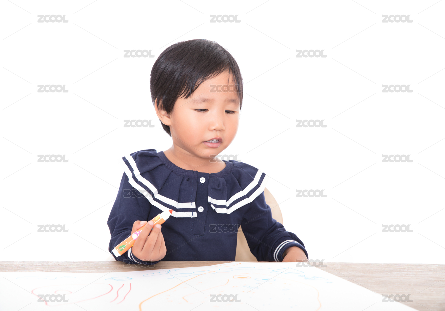 中国小女孩在桌子前学习绘画