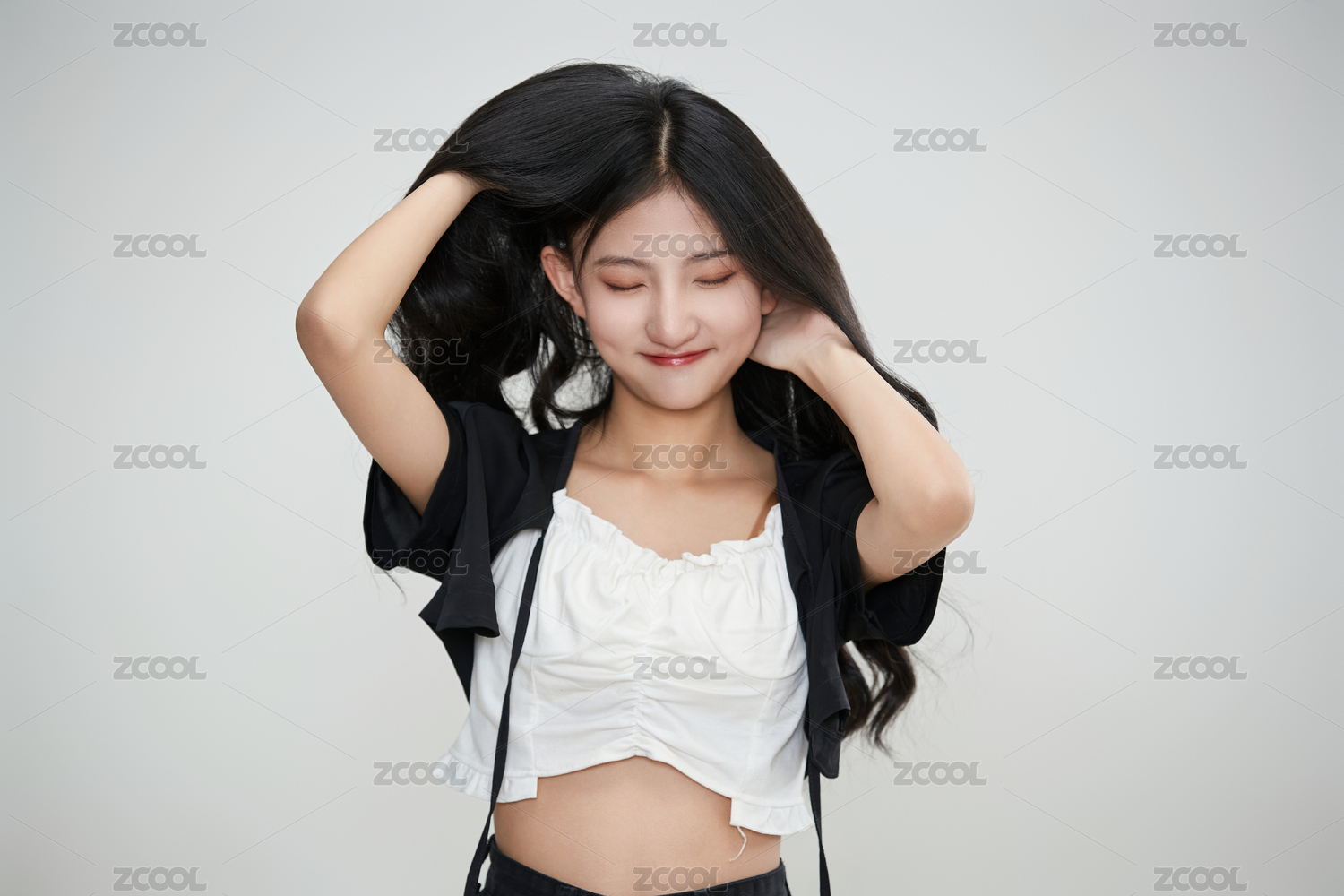 白色背景下做各种面部表情的可爱亚洲少女