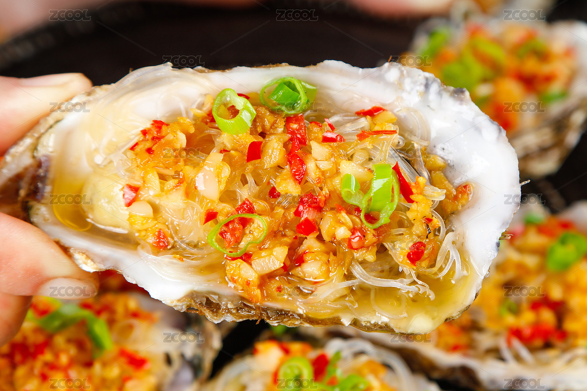 手上拿著一個(gè)蒜蓉粉絲生蠔（主預(yù)覽-1902574） - 未分類(lèi) - 站酷設(shè)計(jì)師PAOPAO攝影工作室原創(chuàng)素材 - 站酷ZCOOL