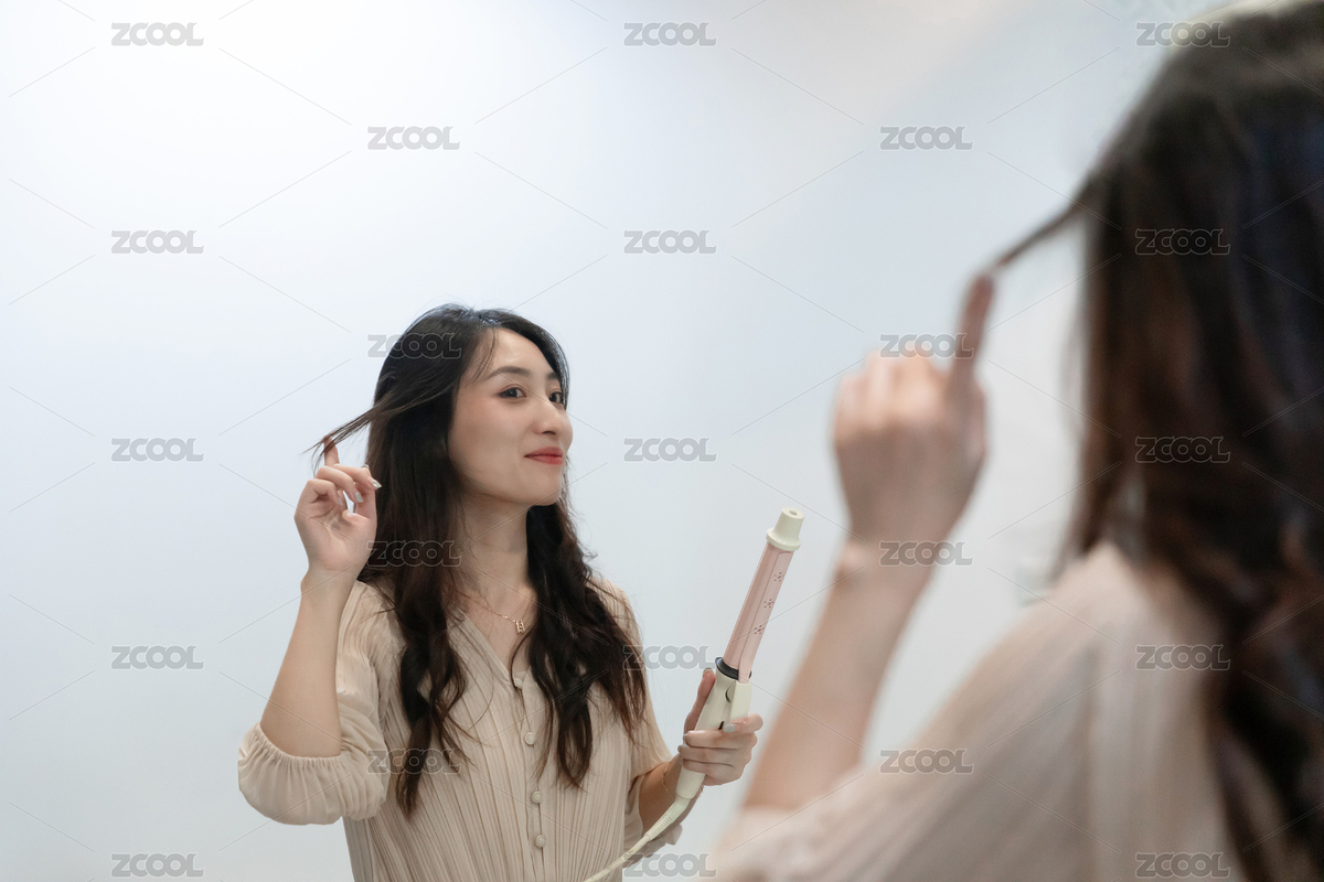 镜子中正在打理头发的年轻美女（主预览-4590831） - 未分类 - 站酷设计师正经民工原创素材 - 站酷ZCOOL