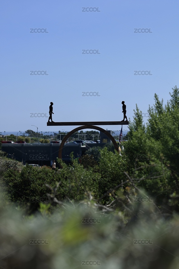 蓝天下在公园内里被绿植环绕的雕塑（主预览-2830206） - 未分类 - 站酷设计师K87oggBWjS原创素材 - 站酷ZCOOL