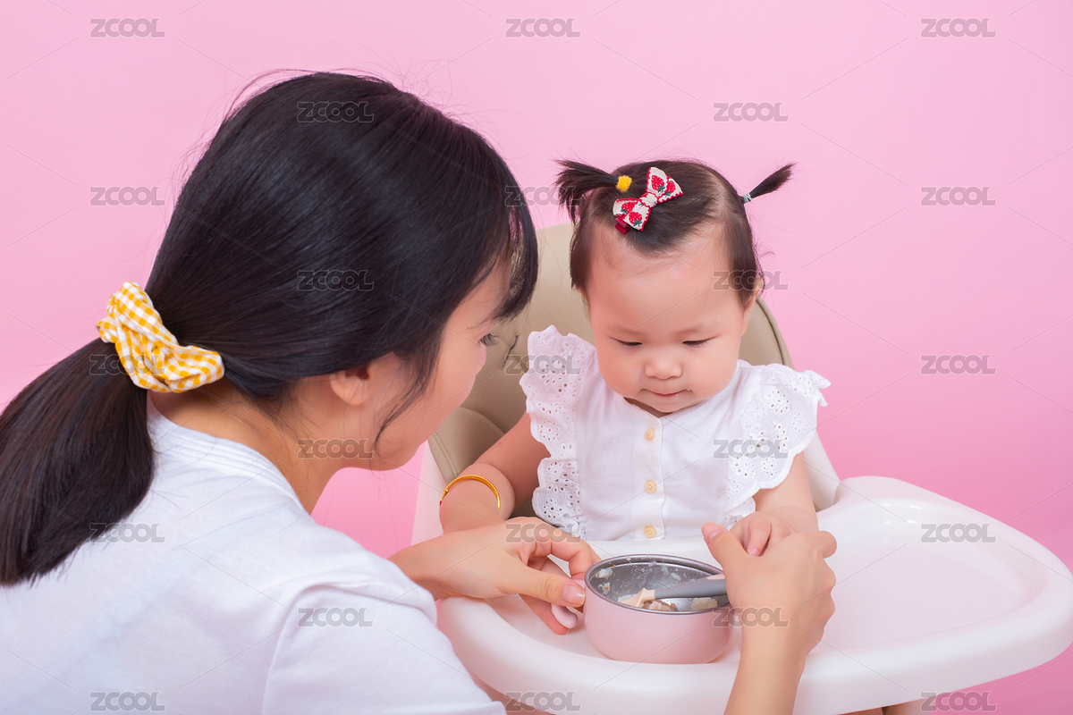 美麗的媽媽正在給可愛的寶寶喂飯（主預(yù)覽-8611090） - 未分類 - 站酷設(shè)計師啊喔鵝咿嗚魚原創(chuàng)素材 - 站酷ZCOOL