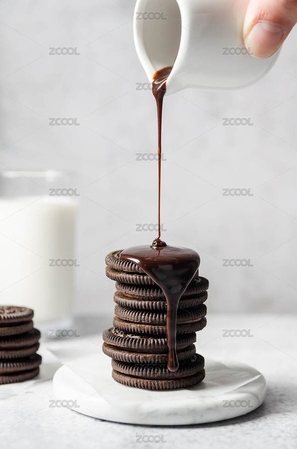 在堆疊的巧克力夾心餅干上淋著巧克力醬（主預(yù)覽-3677359） - 未分類 - 站酷設(shè)計師今日吃魚原創(chuàng)素材 - 站酷ZCOOL