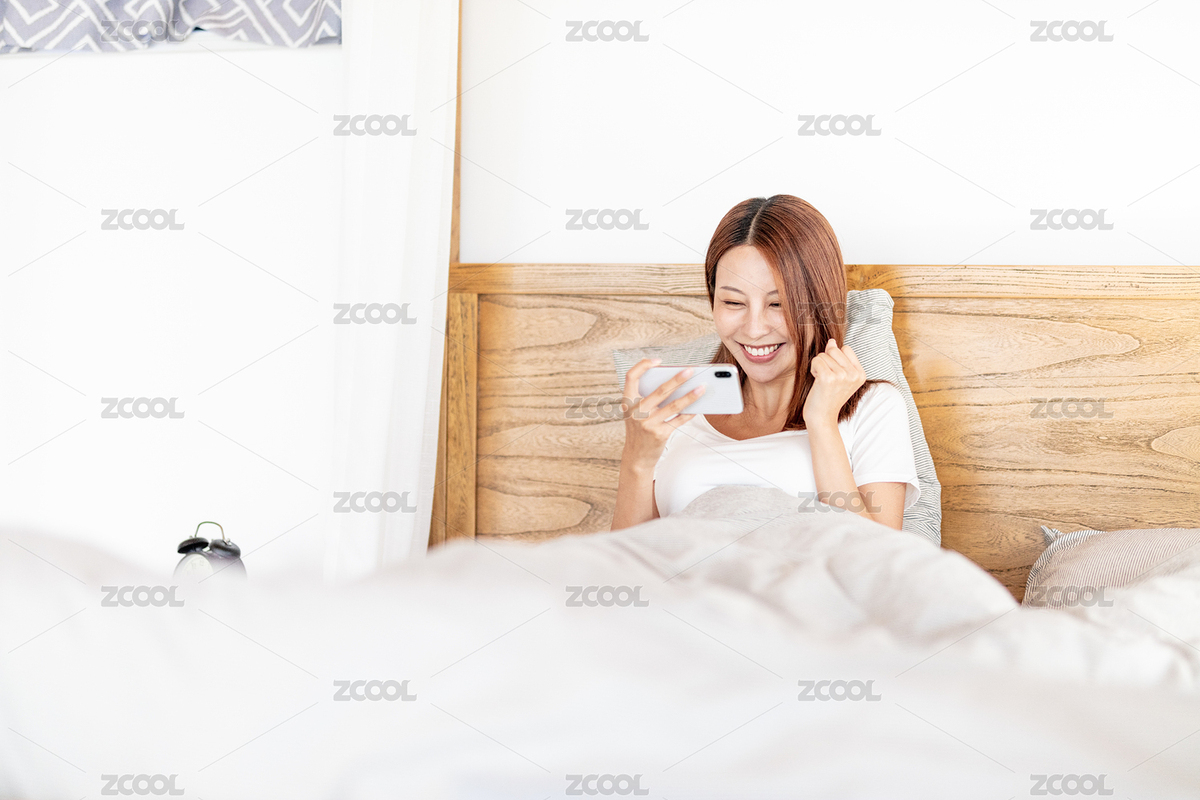 在卧室玩手机游戏的年轻女人（主预览-6639400） - 未分类 - 站酷设计师微积分V原创素材 - 站酷ZCOOL