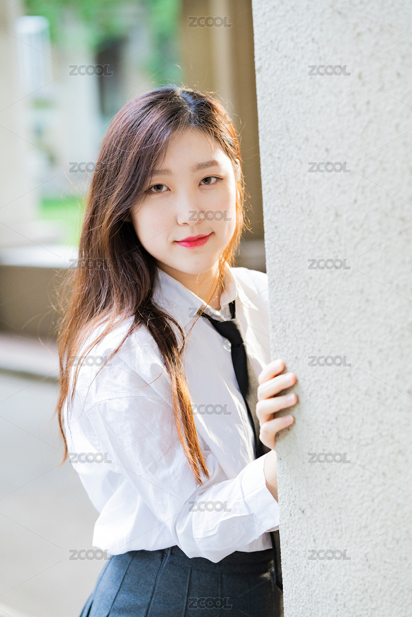 一個(gè)校園美女女大學(xué)生藏在校園的柱子后面玩著躲貓貓快樂(lè)開心的休閑活動(dòng)（主預(yù)覽-2408882） - 未分類 - 站酷設(shè)計(jì)師D123D4原創(chuàng)素材 - 站酷ZCOOL