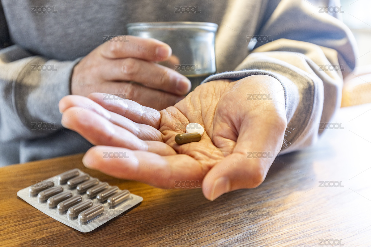 拿着药的手特写（主预览-12328360） - 未分类 - 站酷设计师茄子小两口原创素材 - 站酷ZCOOL