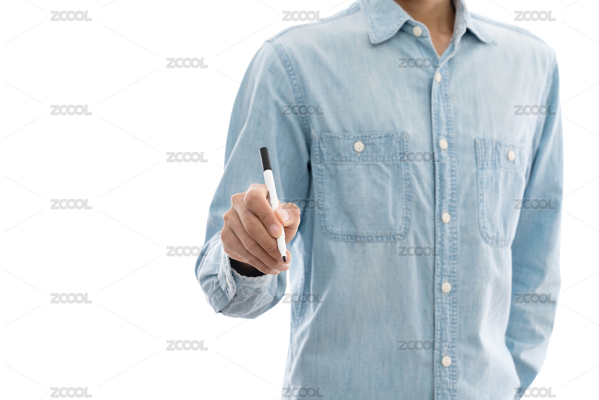 白色背景前，穿藍(lán)色襯衫的男士拿著記號(hào)筆（主預(yù)覽-929922） - 未分類 - 站酷設(shè)計(jì)師正經(jīng)民工原創(chuàng)素材 - 站酷ZCOOL