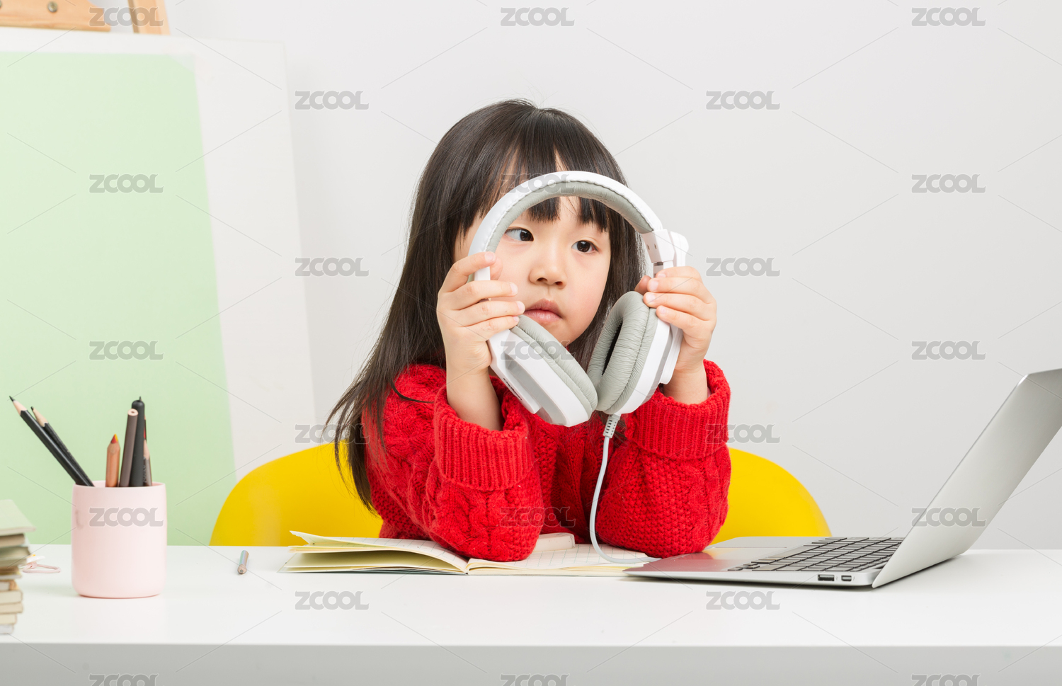 在家上网络培训课时小女孩无聊的表情