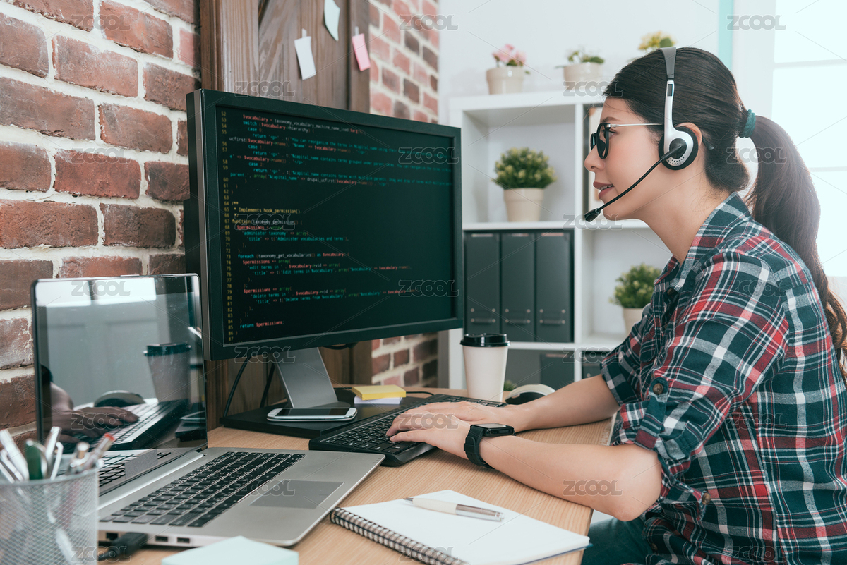 通过远程系统友好的微笑女人运营商监测客户计算机上，使用电脑打字数据代码解决问题。（主预览-6202844） - 未分类 - 站酷设计师PRImageFactory原创素材 - 站酷ZCOOL