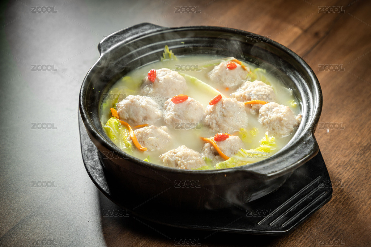 棕色木纹桌上放着一碗砂锅丸子（主预览-7566996） - 未分类 - 站酷设计师涛麟摄影原创素材 - 站酷ZCOOL