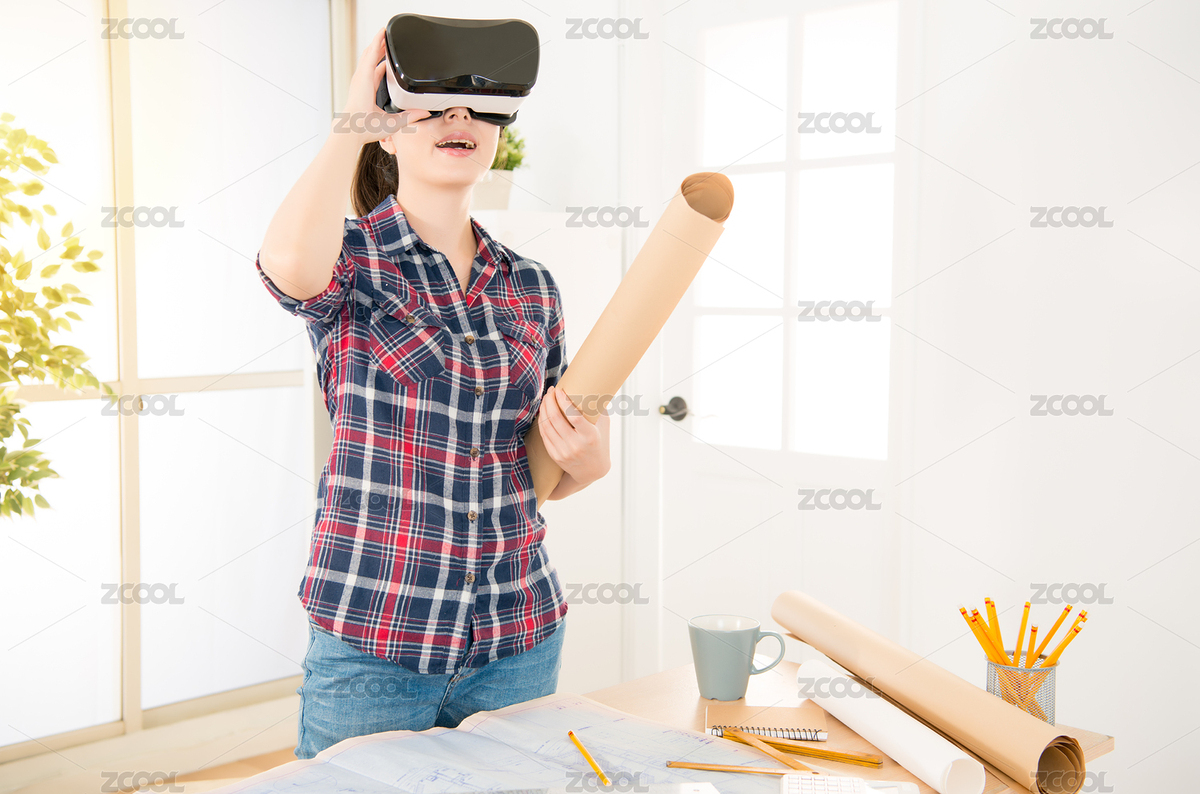 建筑师女子拿着文件草案体验VR虚拟现实技术到模拟她的设计项目，而在创意办公工作室的办公桌。职业和职务侵占的概念。（主预览-1922568） - 未分类 - 站酷设计师PRImageFactory原创素材 - 站酷ZCOOL