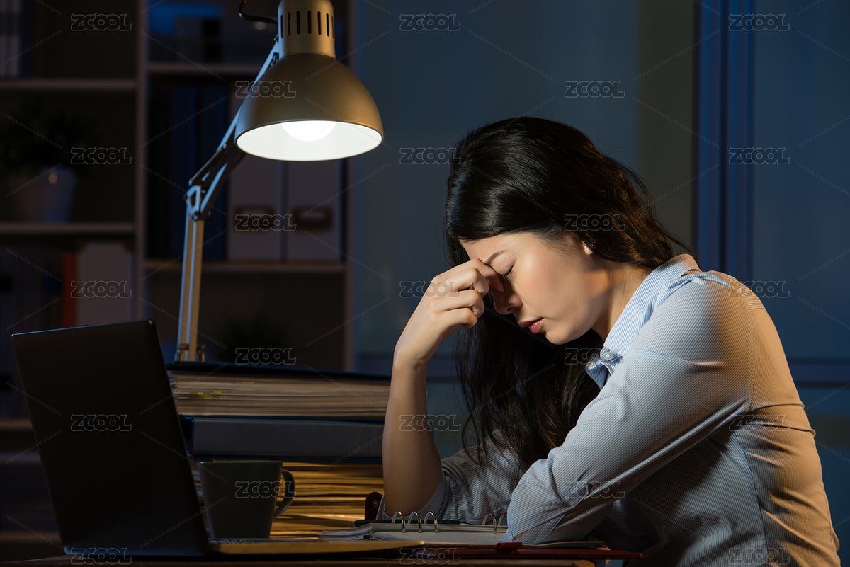 亞裔女商人坐在辦公桌頭痛加班深夜。在室內(nèi)辦公背景（主預(yù)覽-1922529） - 未分類 - 站酷設(shè)計師PRImageFactory原創(chuàng)素材 - 站酷ZCOOL