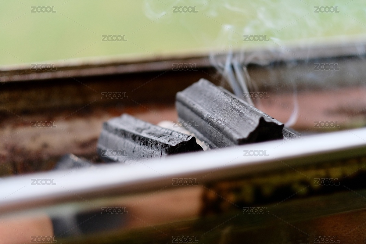 炉子里的黑色烧烤炭冒出青烟（主预览-7537581） - 未分类 - 站酷设计师萝卜头爱旅游原创素材 - 站酷ZCOOL