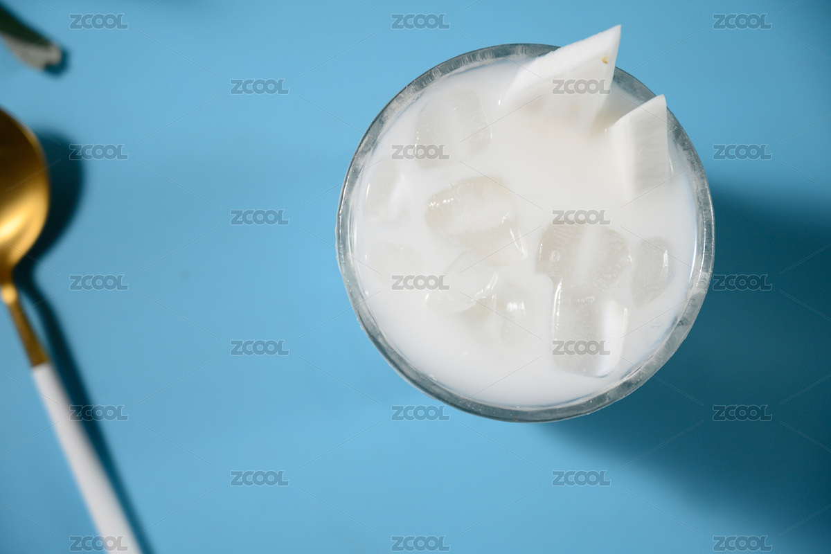 桌面上的杯子里的美味可口的冰椰汁（主預(yù)覽-9024856） - 未分類 - 站酷設(shè)計(jì)師我是小助理原創(chuàng)素材 - 站酷ZCOOL