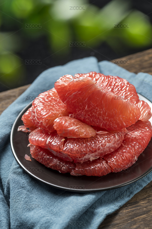 一盤紅心柚子擺放在木桌面上特寫（主預覽-3542622） - 未分類 - 站酷設計師金翅大鵬原創(chuàng)素材 - 站酷ZCOOL