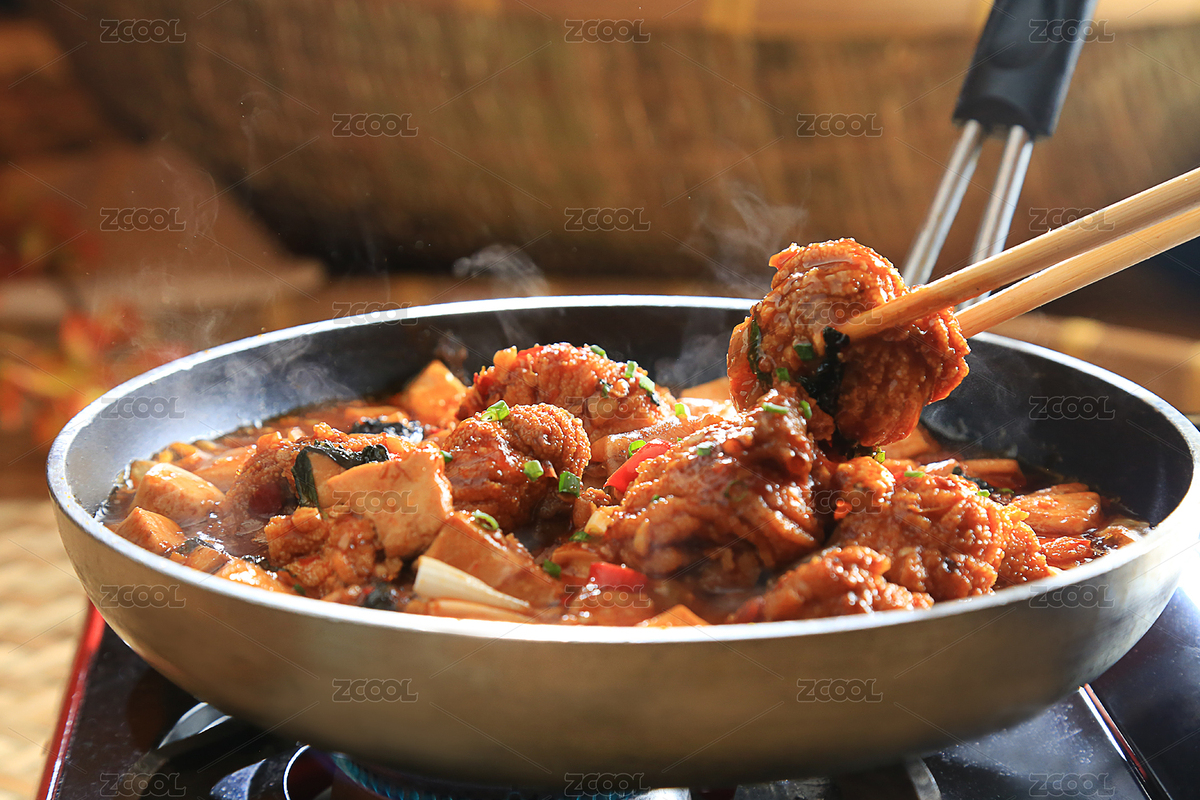 卡斯?fàn)t上帶手柄的平底鍋里的魚雜燒豆腐，背景上有竹簸箕（主預(yù)覽-1732369） - 未分類 - 站酷設(shè)計師重慶菜譜拍攝原創(chuàng)素材 - 站酷ZCOOL
